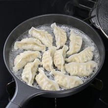 画像をギャラリービューアに読み込む, 【全国送料無料】冷凍餃子フライパンチャレンジから生まれたフライパン (IH対応) 4w1h