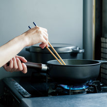 画像をギャラリービューアに読み込む, 味わい鍋の片手20cmを横から