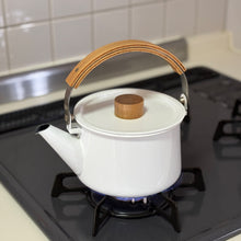 画像をギャラリービューアに読み込む, 琺瑯でフォルムが美しいkaicoのケトル1.45L(IH対応) 木とのバランスもすてき