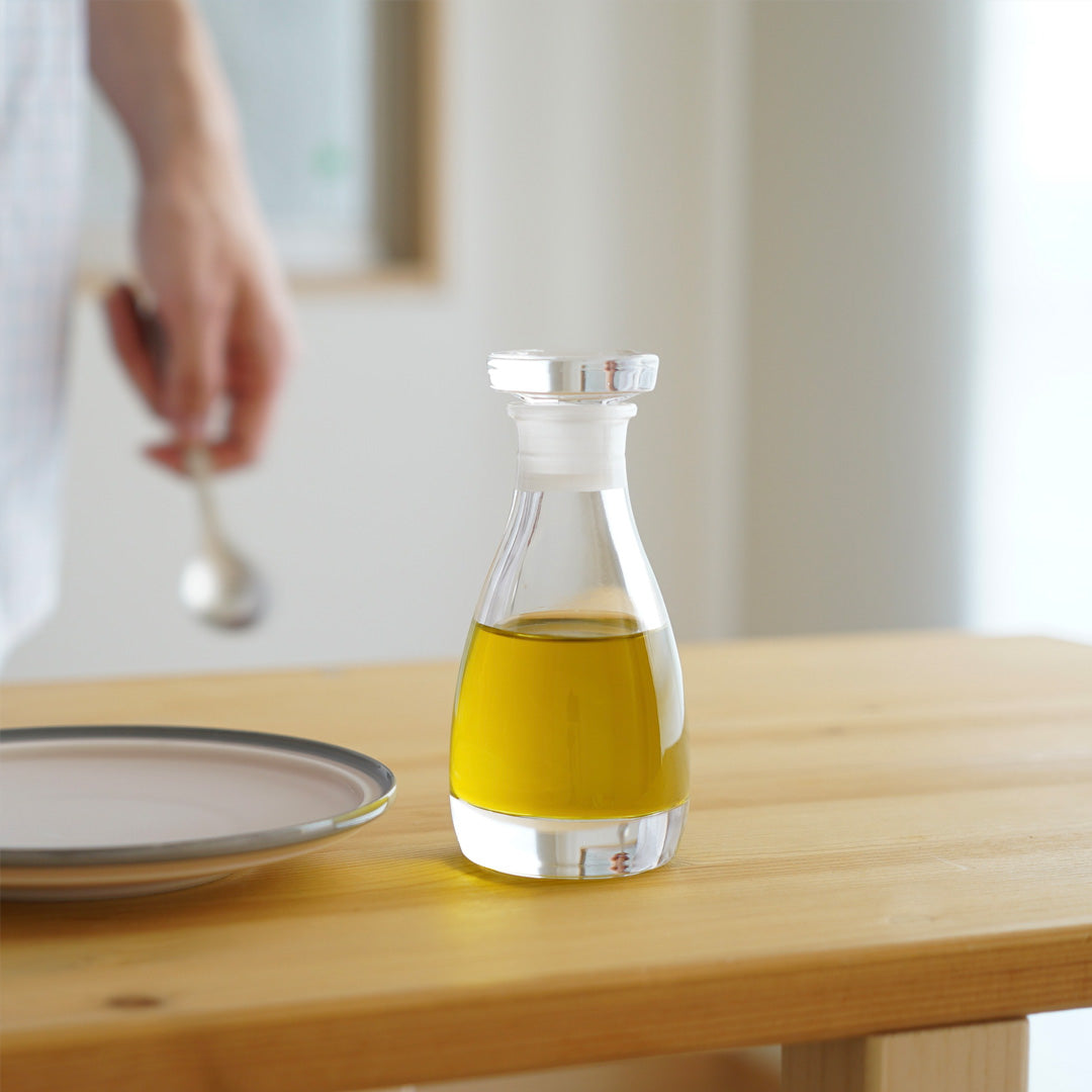 オリーブオイルを入れたTHE醤油差しを食卓に置いた使用イメージ