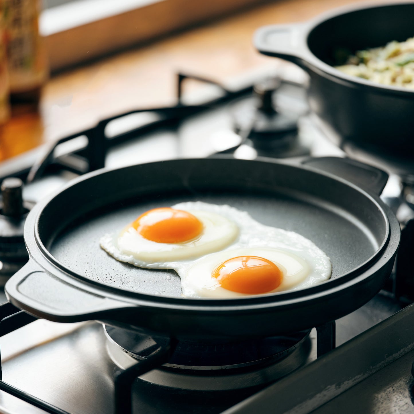 味わい鍋の両手鍋のフタを使って目玉焼き。オーブン調理も可能です。