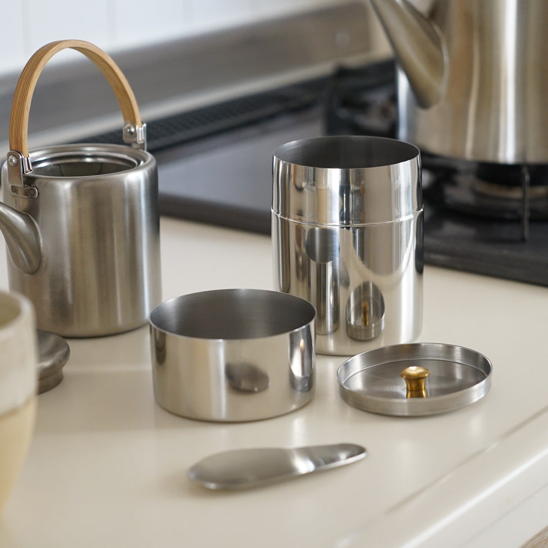 ブラックピーマン ティーキャディー（茶筒）ナチュラル 通常サイズをお茶道具と使うイメージ