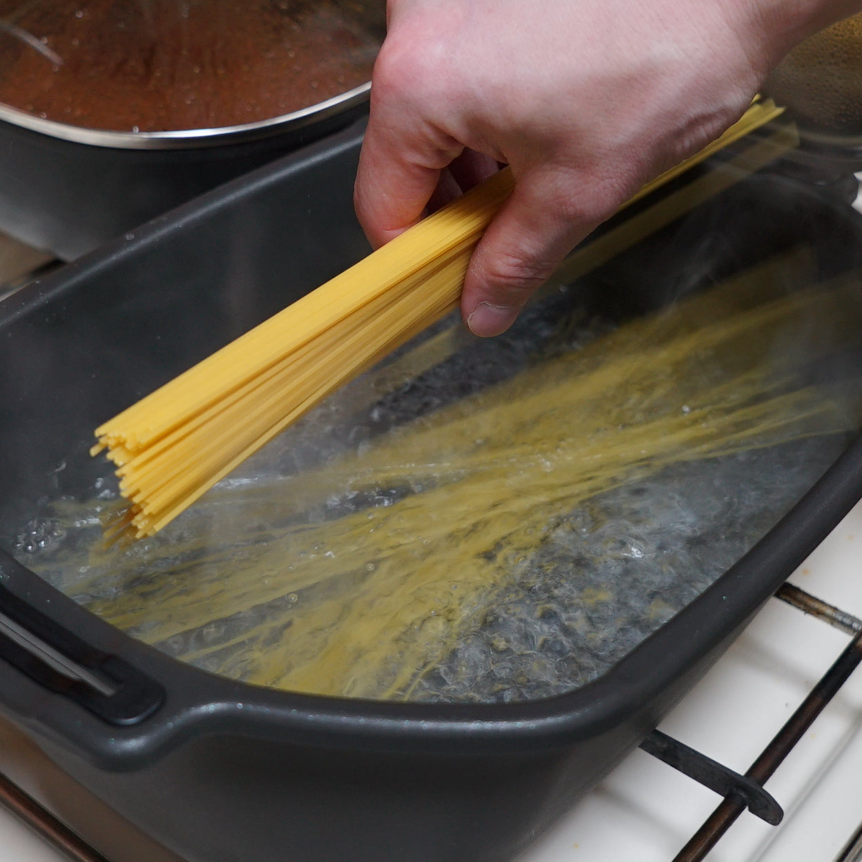 4w1hのマルチパスタパンはパスタを横にして茹でれるので沸かす量も少なくすみ、お湯もすぐ沸き時短になります！